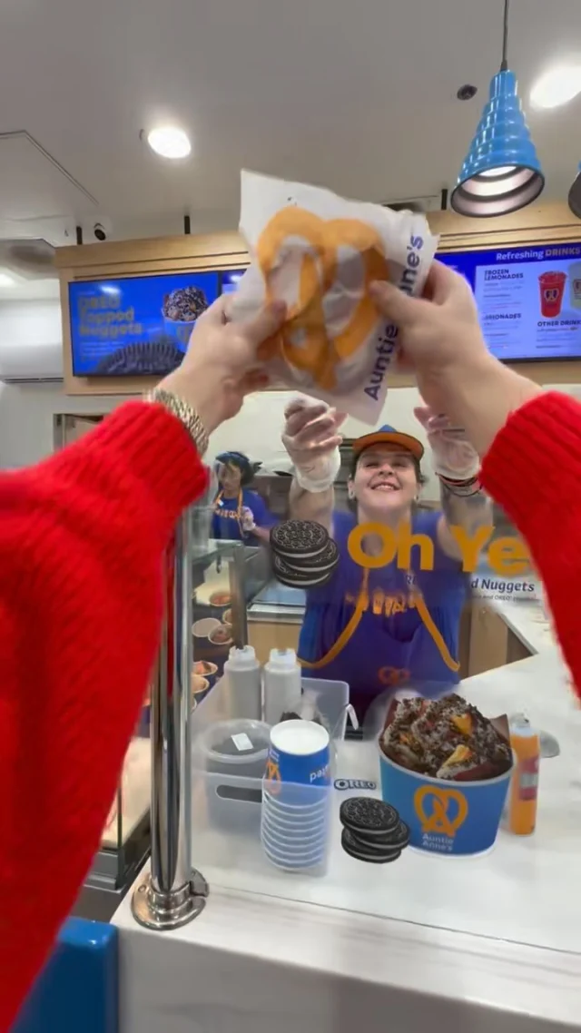 Studies confirm one does knot walk past @auntieannespretzels without giving into the temptation. 🥨 Whether you go classic or cinnamon sugar, salted or unsalted, this is the fuel your shopping spree deserves. #NationalPretzelDay