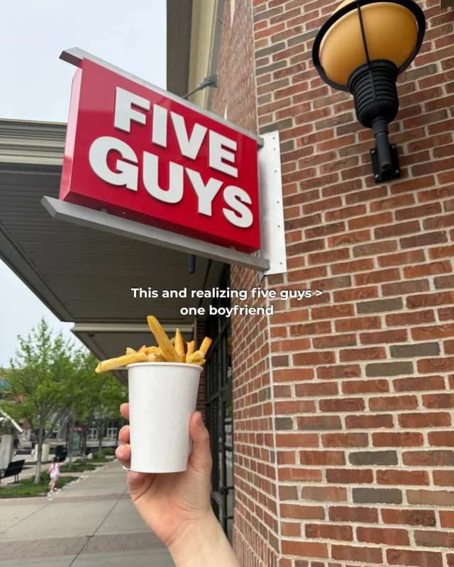 It’s the small things in life ✨

#thisand #summer #relatable #fiveguys #bathandbodyworks #hollister #sephora #verabradley #sunglasshut #homegoods #legendsoutlets