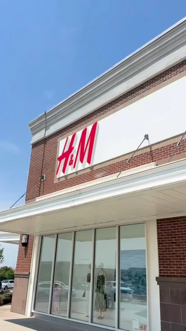 POV: You’re scrolling through @hm and double-tapping every. single. look. 👛 

#hmhaul #stylescroll #doubletapworthy #outfitinspo #trendingnow #fashionfix #scrollstopper #inmycart #hmstyle #lookgoals #chicandclick #wardrobeupgrade #povfashion #stylecrush #everylookhits